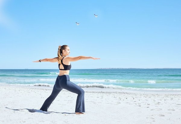 Comment le travail de la souplesse en Gymnastique peut-il bénéficier aux pratiquants d'arts martiaux dans l'exécution des techniques?